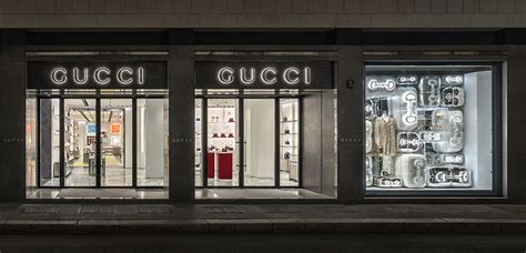 insegne gucci via montenapoleone|gucci milan opening.